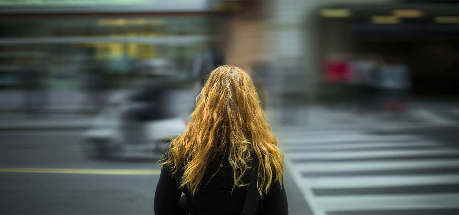 Chica enfrente de un paso de cebra